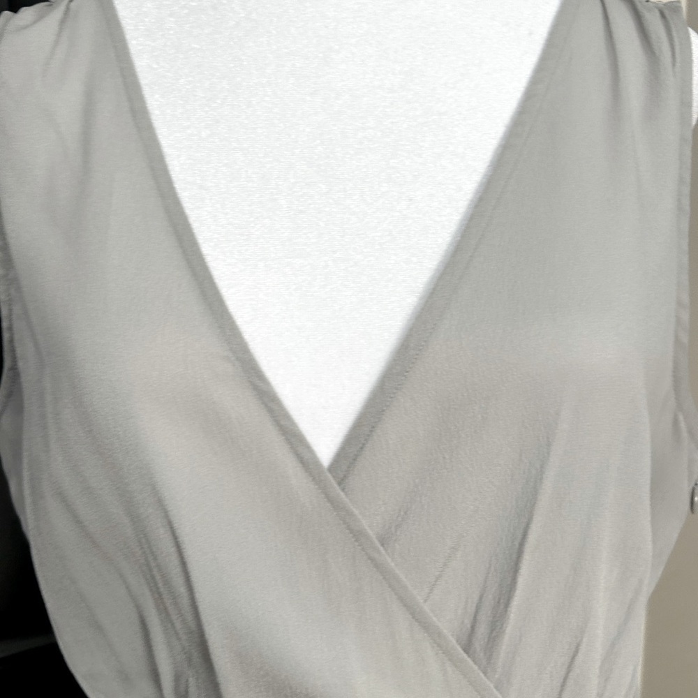 Women’s Banana Republic Gray Sleeveless Cross Front & Back Peplum Top Sz 10 - Picture 4 of 13